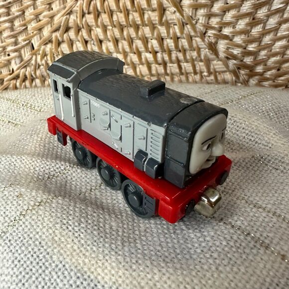 Thomas & Friends Dennis Train - Picture 3 of 8